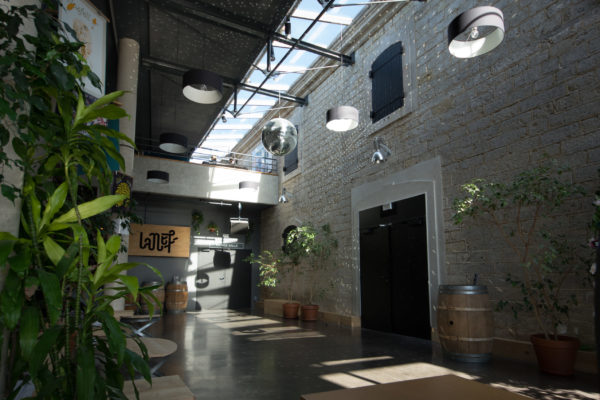 HALL 2 vue vers portes salle